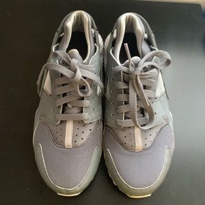 Nike huarache, gray and white.